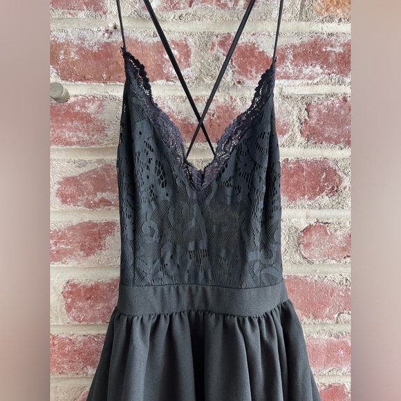 Backless skater dress with beautiful lace detail. Formal size small - Picture 2 of 6